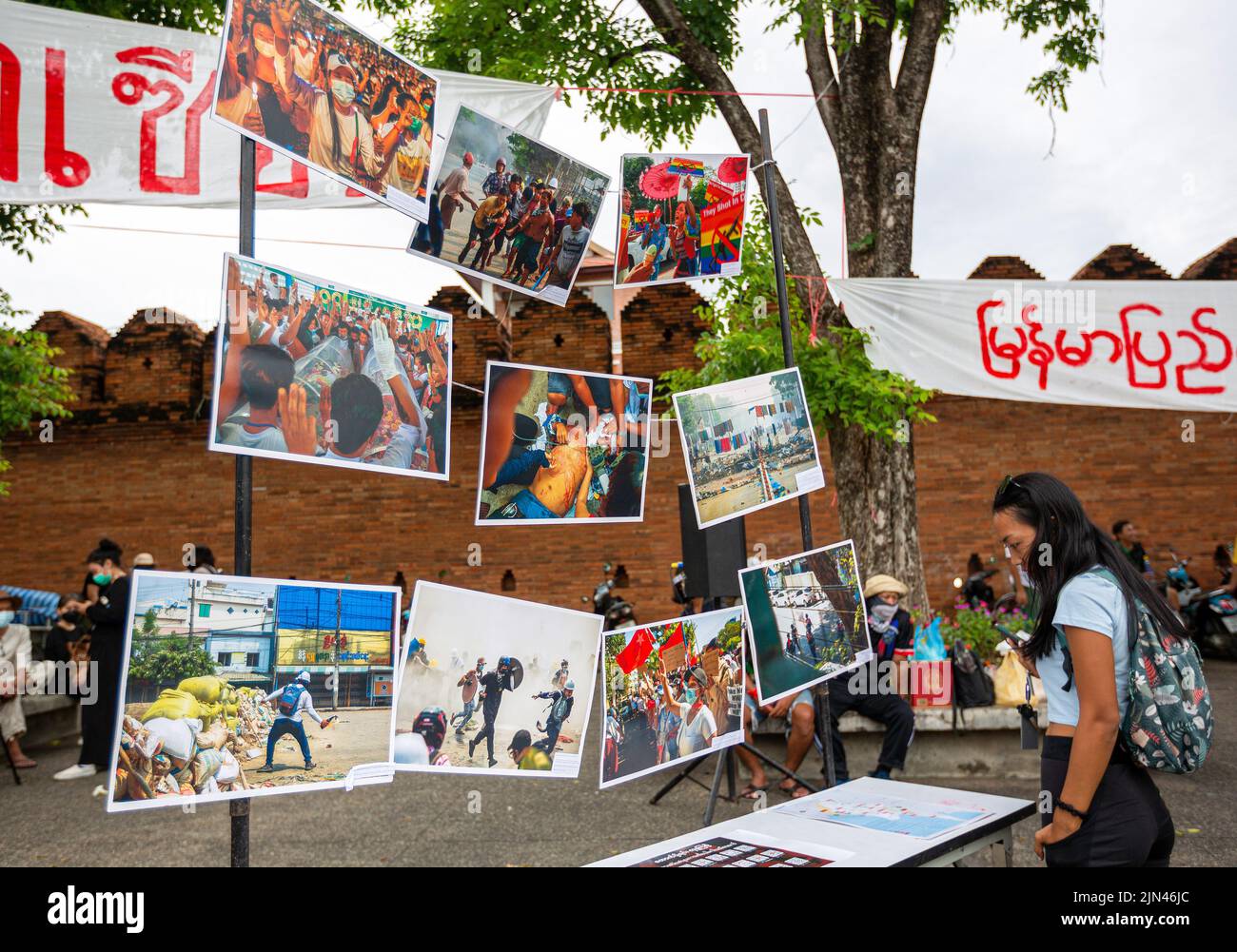 Un activiste regarde des photos à l'occasion de l'anniversaire du 'soulèvement de 8888' à la porte de Tha Phae à Chiang Mai. Le 8th août, le Myanmar a commémoré le 34th anniversaire du « soulèvement de 8888 », également connu sous le nom de « soulèvement de la puissance populaire », Qui a atteint son apogée le 08 août 1988, une série de manifestations, de marches et de manifestations à l'échelle nationale ont commencé comme un mouvement étudiant à Yangon avant de s'étendre au reste du pays. Les manifestations ont eu lieu contre le régime du Parti du programme socialiste birman (BSPP), un État à parti unique, dirigé par le général ne Win. (Photo de Pongmanat Tasiri/SOPA Imag Banque D'Images