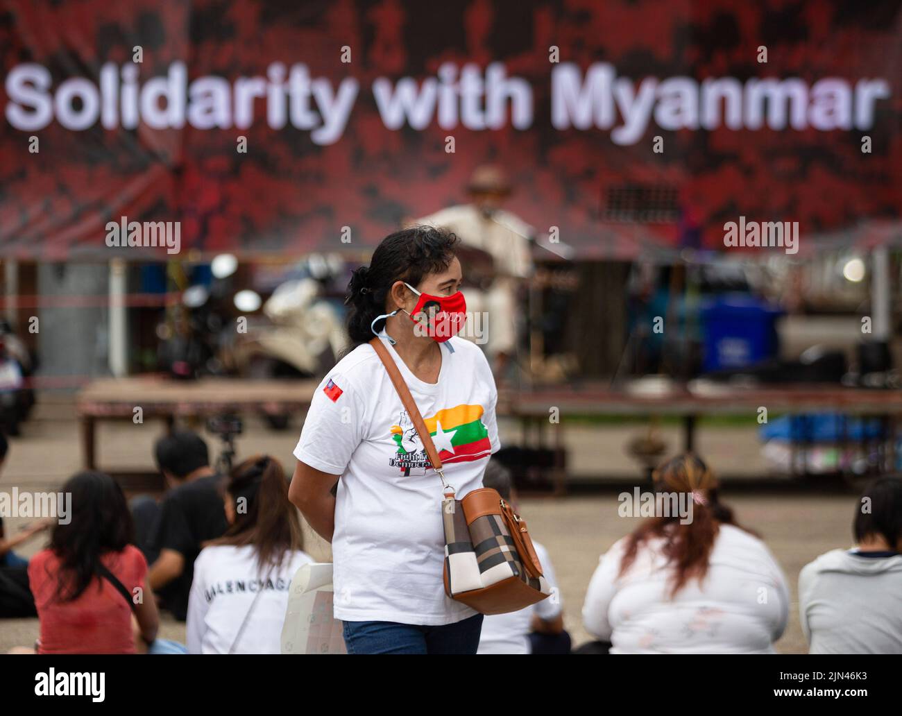 Un activiste se tient devant une bannière qui dit "solidarité avec le Myanmar" à l'occasion de l'anniversaire du 'soulèvement de 8888' à la porte de Tha Phae à Chiang Mai. Le 8th août, le Myanmar a commémoré le 34th anniversaire du « soulèvement de 8888 », également connu sous le nom de « soulèvement de la puissance populaire », Qui a atteint son apogée le 08 août 1988, une série de manifestations, de marches et de manifestations à l'échelle nationale ont commencé comme un mouvement étudiant à Yangon avant de s'étendre au reste du pays. Les manifestations ont eu lieu contre le régime du Parti du programme socialiste birman (BSPP), un État à parti unique, dirigé par le général Banque D'Images