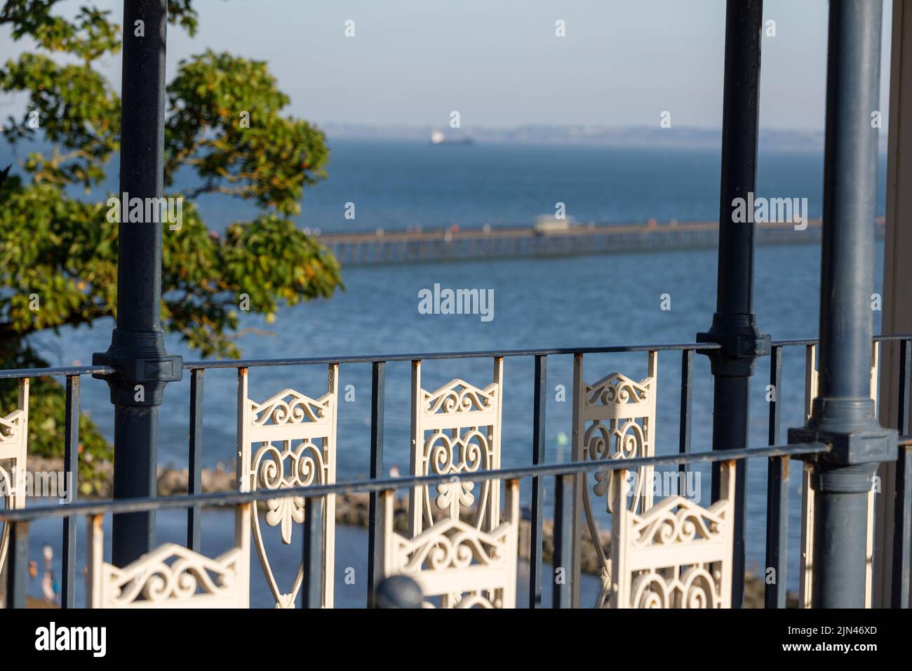 Vue sur Southend Pier et l'estuaire de la Tamise depuis le Cliff Lift de Southend Banque D'Images