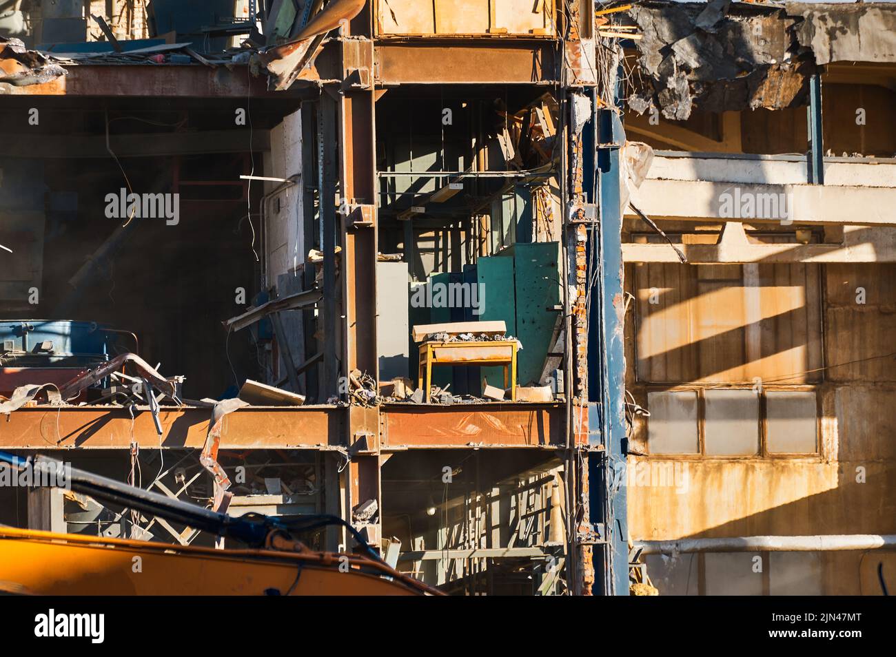 Partie d'un bâtiment industriel détruit sur le site de démolition Banque D'Images