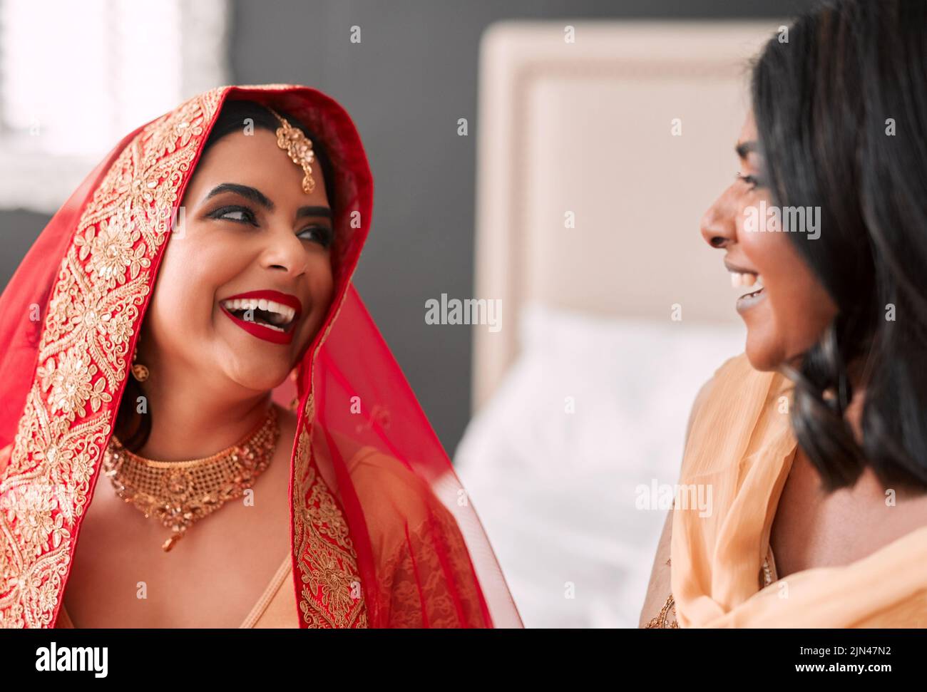 Certains des meilleurs souvenirs sont faits avant le mariage. Une jeune femme se prépare pour son mariage avec sa demoiselle d'honneur. Banque D'Images