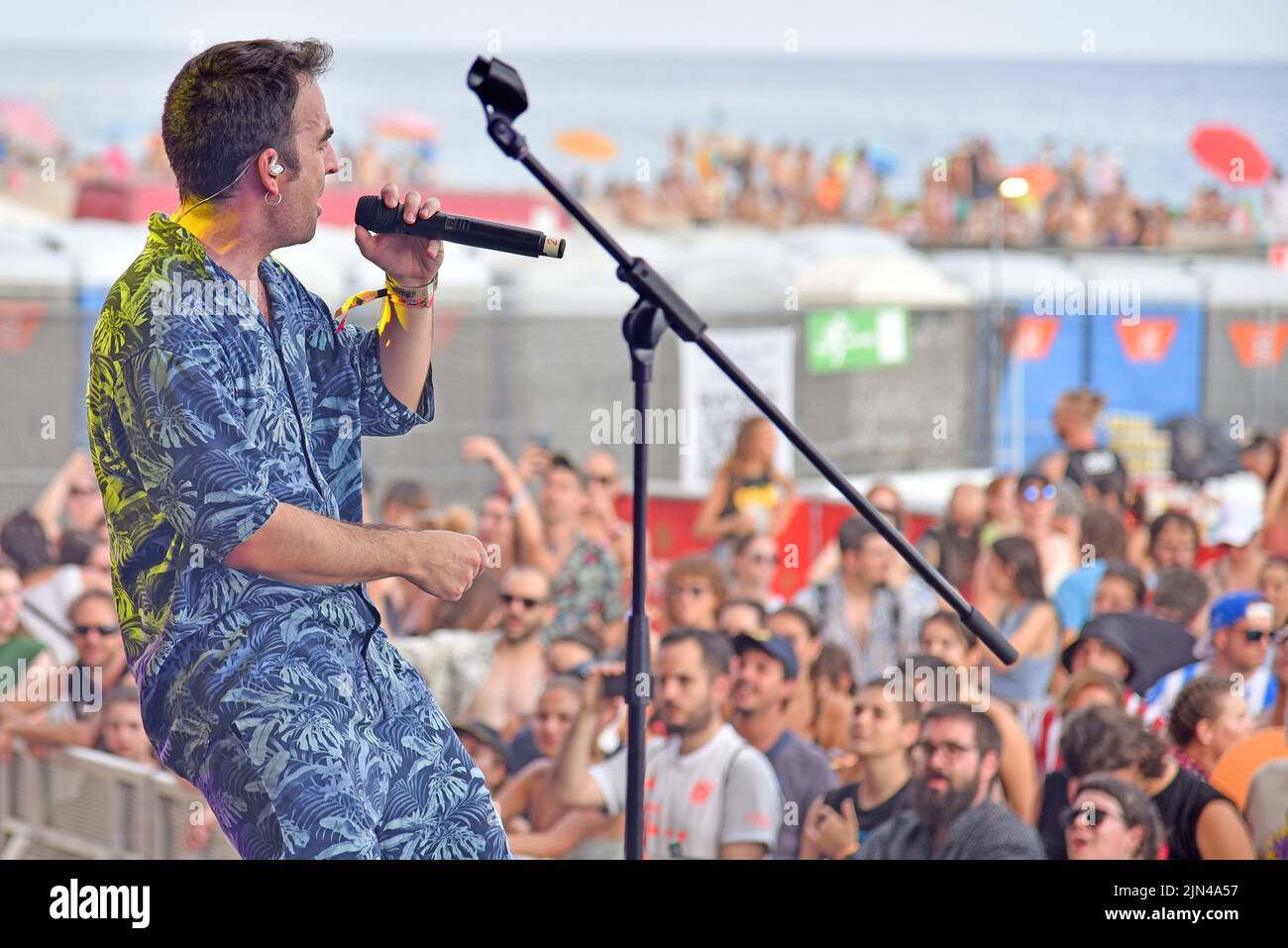 Tarragone, Espagne. 07th août 2022. Chanteur et guitariste du groupe 'Doctor Prats' Marc Riera se produit au Festival 2022 sur la plage de Sant Salvador à Vendrell le groupe catalan Doctor Prats a joué au Festival 2022 Music Festival à Vendrell avant plus de 3000 peopleDoctor Prats est un groupe de musiciens et de chanteurs Qui chante en catalan et a été créé en 2014 à Terrassa (Barcelone). Leur genre musical est varié et va de Ska, Reggae, et Funk à la musique électronique. (Photo de Ramon Costa/SOPA Images/Sipa USA) crédit: SIPA USA/Alay Live News Banque D'Images