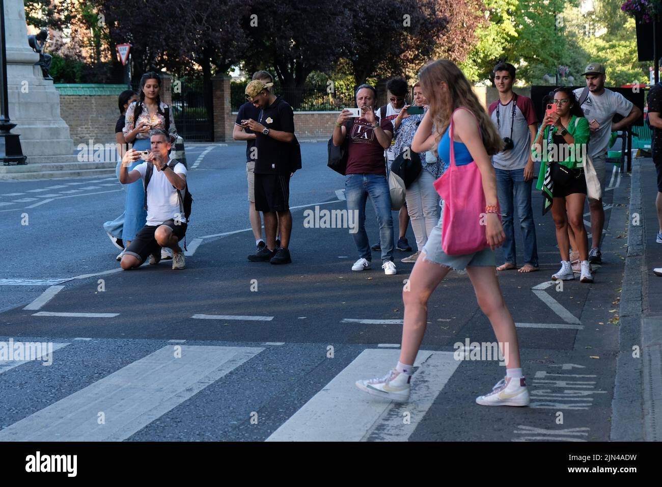 Londres, Royaume-Uni, 8th août 2022. Les fans des Beatles posent pour des photos sur le passage à niveau utilisé par le groupe il y a 53 ans à ce jour qui a été utilisé pour un tournage photographique pour la couverture de l'album « Abbey Road ». Dans la matinée du 8th août 1969, le photographe Iain Macmillan n'a pris que six photos du groupe traversant la traversée de zébra qui se trouve à proximité du studio d'enregistrement. Crédit : onzième heure Photographie/Alamy Live News Banque D'Images