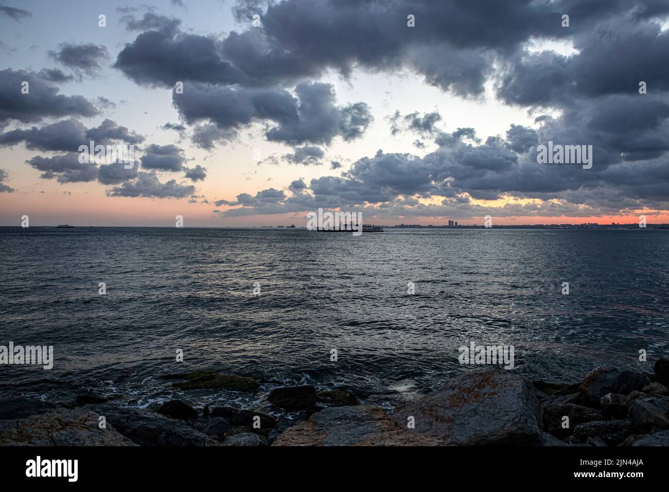 Istanbul, Turquie. 08th août 2022. Les nuages se sont formés dans le ciel avec les lignes de la ville ferry croisière sur la mer à la côte de Kadikoy Moda au coucher du soleil à Istanbul a créé une vue magnifique. Crédit : SOPA Images Limited/Alamy Live News Banque D'Images