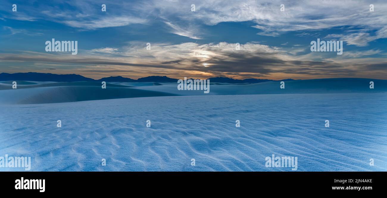 Alkali Flat Trail au coucher du soleil, parc national de White Sands, Nouveau-Mexique, États-Unis Banque D'Images
