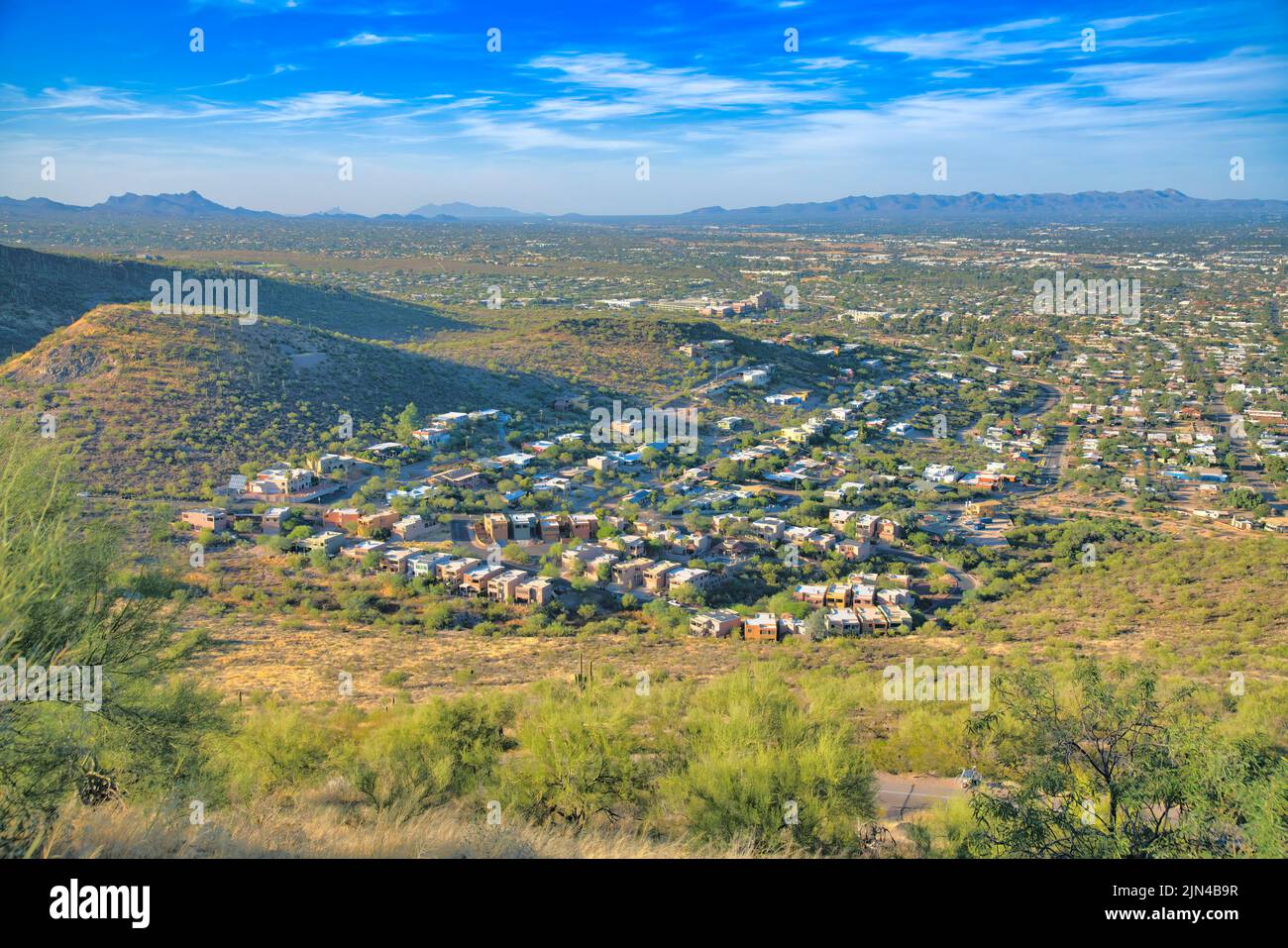 Vue d'un quartier de banlieue d'en haut à Tucson, Arizona. Quartier près des collines et des montagnes contre le ciel à l'arrière-plan. Banque D'Images