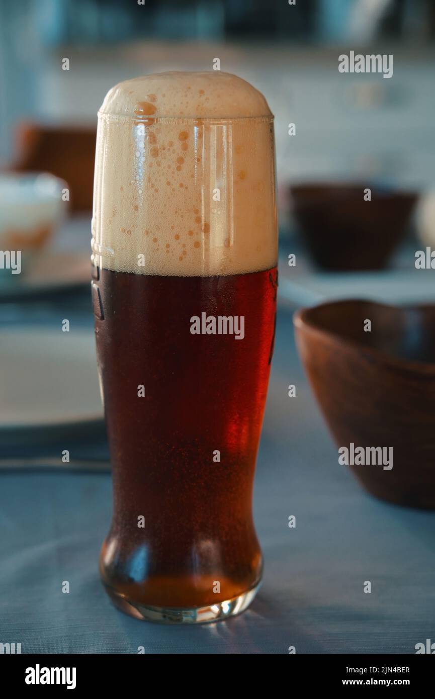 Gros plan d'un verre de bière foncée Banque D'Images