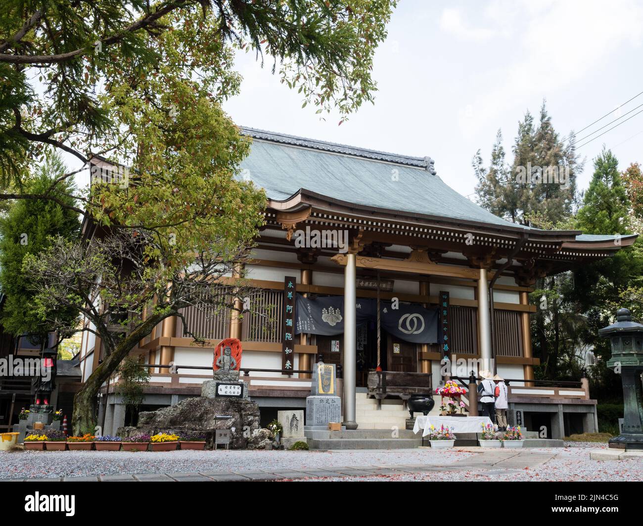 Kochi, Japon - 6 avril 2018 : sur le terrain de Zenrakuji, temple numéro 30 du pèlerinage de Shikoku Banque D'Images