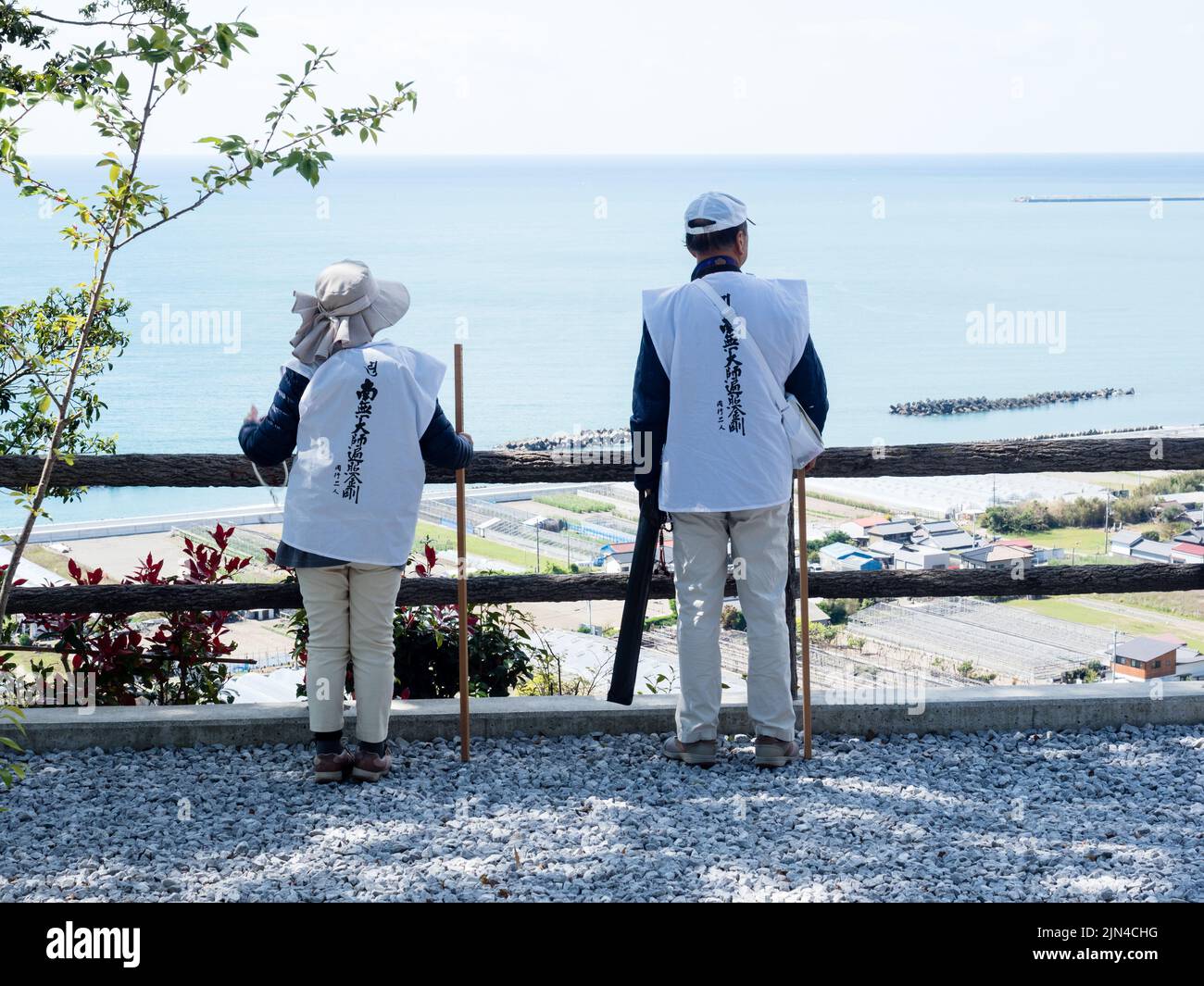 Kochi, Japon - 7 avril 2018 : pèlerins admirant la vue du littoral de Kochi depuis Zenjibuji, temple numéro 32 du pèlerinage de Shikoku Banque D'Images