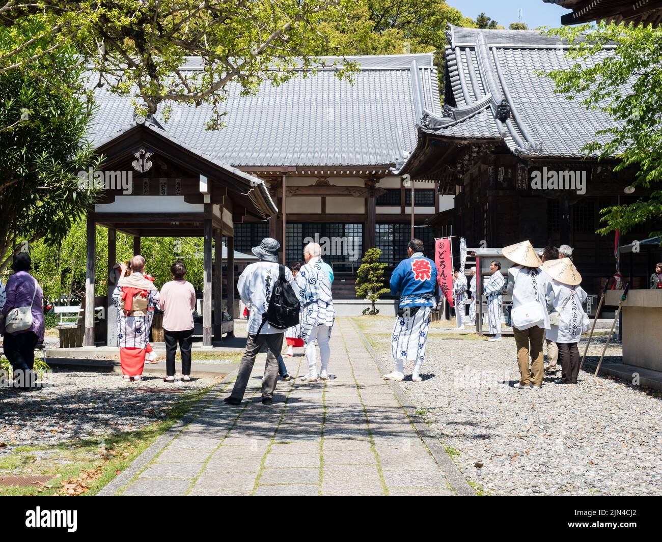 Kochi, Japon - 7 avril 2018 : touristes et pèlerins o-henro observant les performances du festival local à Sekkeiji, temple numéro 33 du pèlerinage de Shikoku Banque D'Images