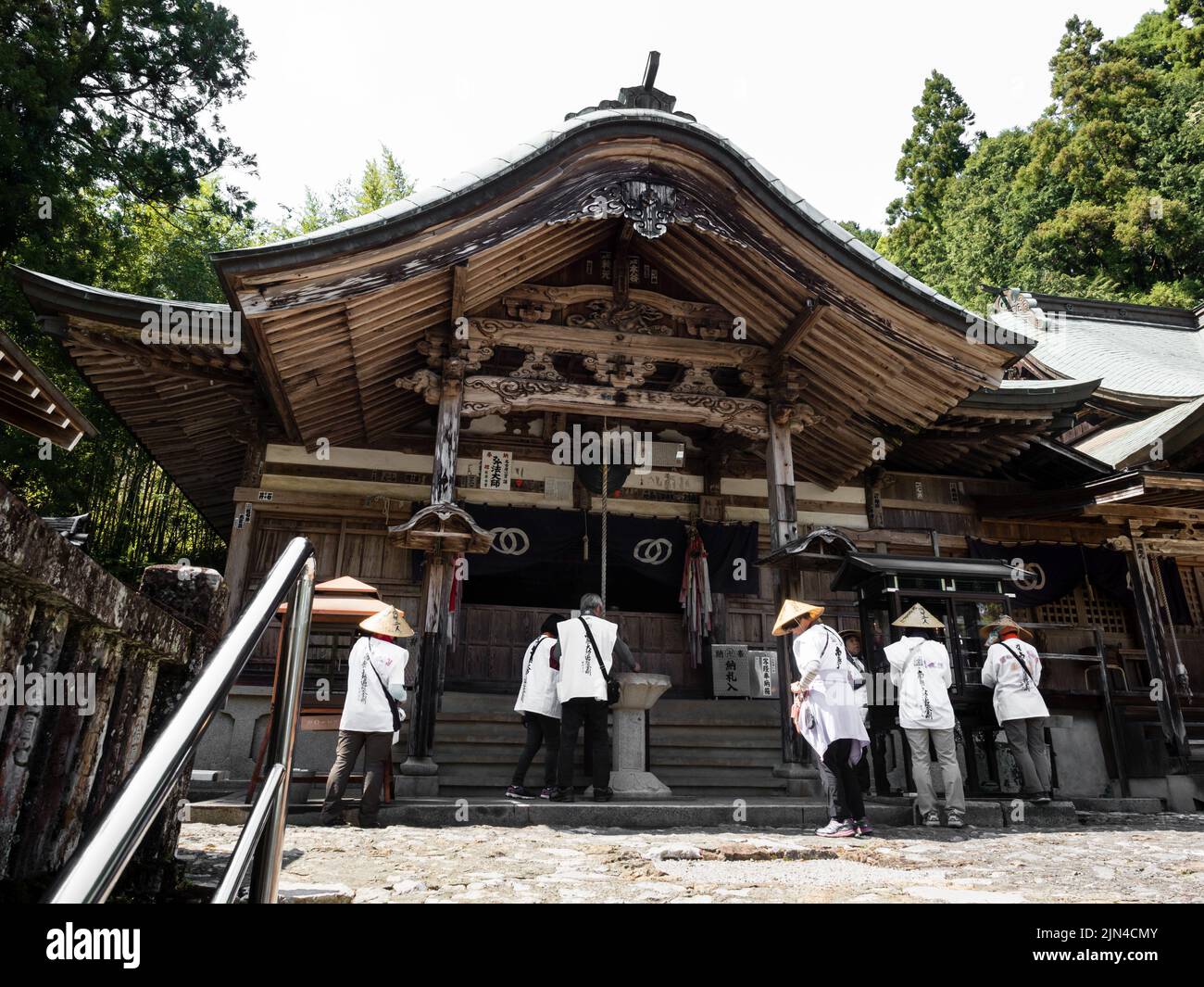 Kochi, Japon - 7 avril 2018 : pèlerins O-henro à Kiyotakiji, temple numéro 35 du pèlerinage de Shikoku Banque D'Images