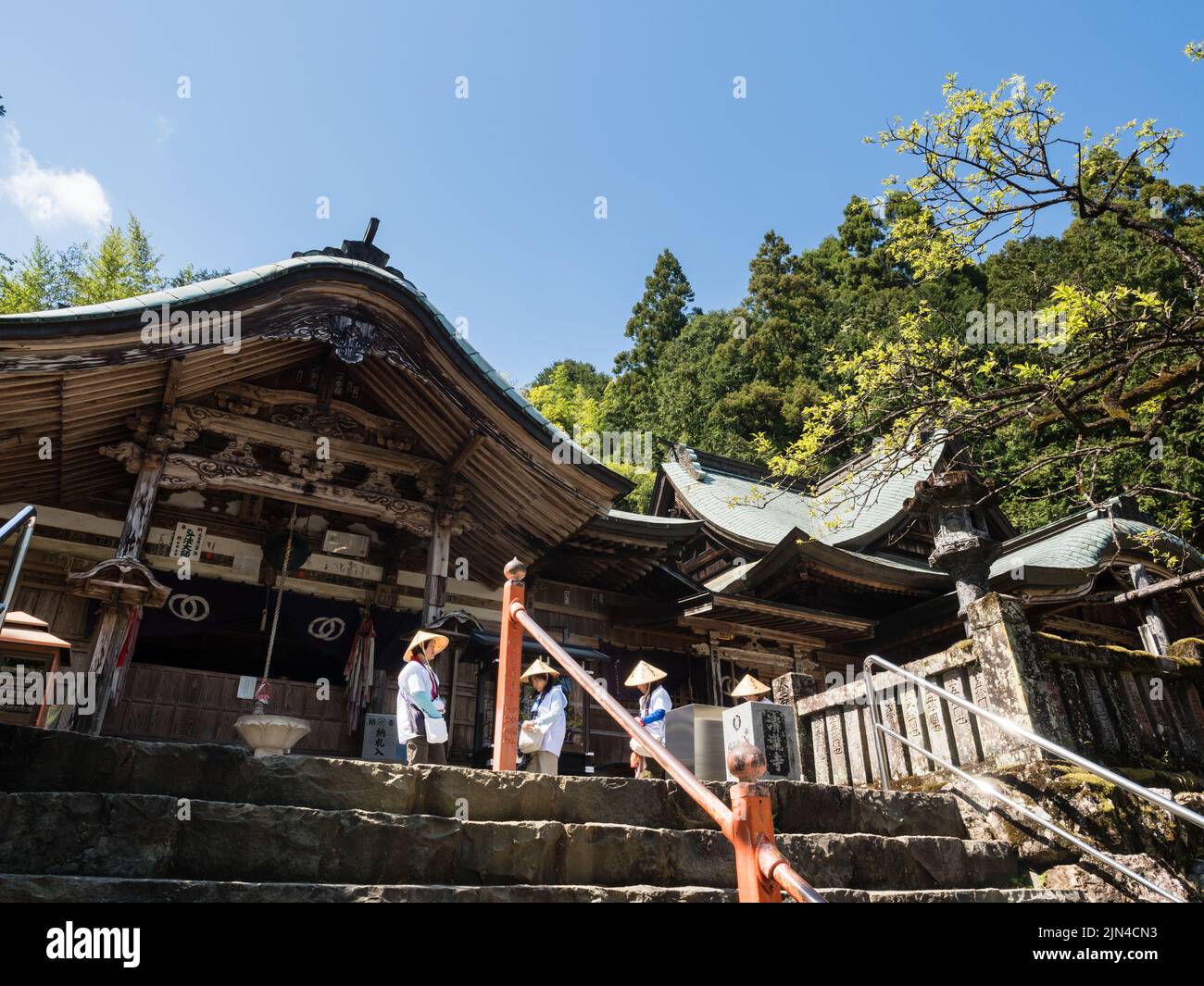 Kochi, Japon - 7 avril 2018 : pèlerins O-henro à Kiyotakiji, temple numéro 35 du pèlerinage de Shikoku Banque D'Images