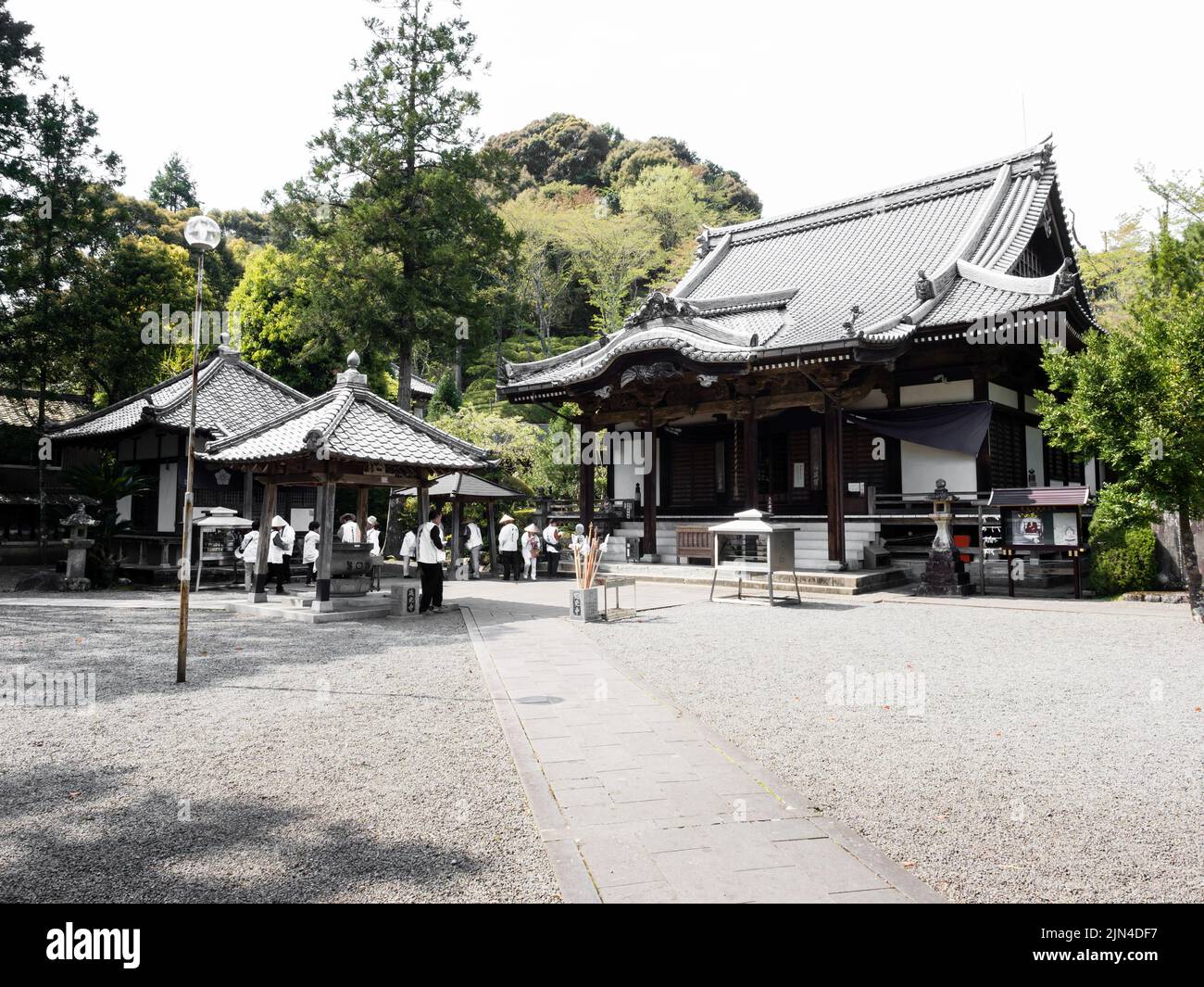 Sukumo, Japon - 8 avril 2018 : groupe de pèlerins o-henro à Enkoji, temple numéro 39 du pèlerinage de Shikoku Banque D'Images