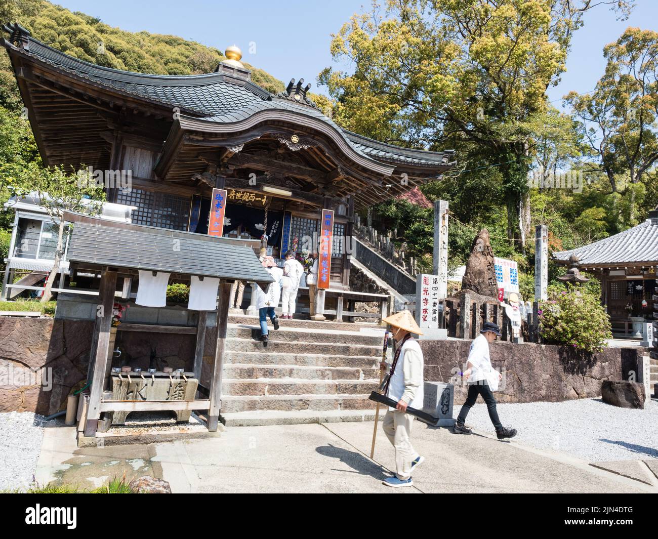 Uwajima, Japon - 8 avril 2018 : pèlerins bouddhistes sur le terrain de Ryukoji, temple numéro 41 du pèlerinage de Shikoku Banque D'Images
