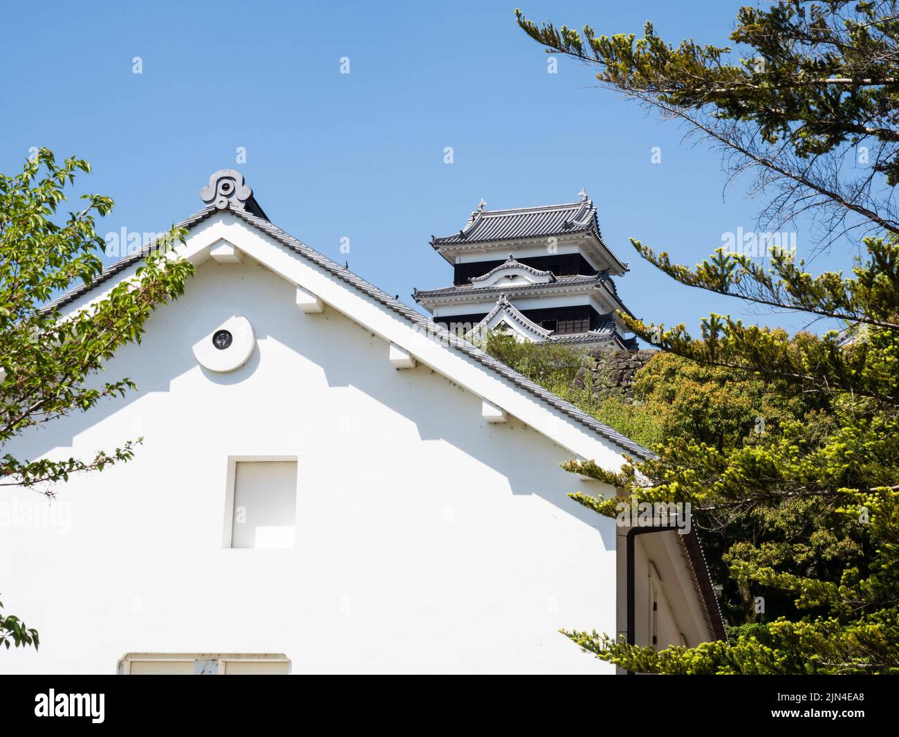 Vue sur le château d'Ozu, reconstruit en 2004 en utilisant des méthodes de construction traditionnelles - préfecture d'Ehime, au Japon Banque D'Images