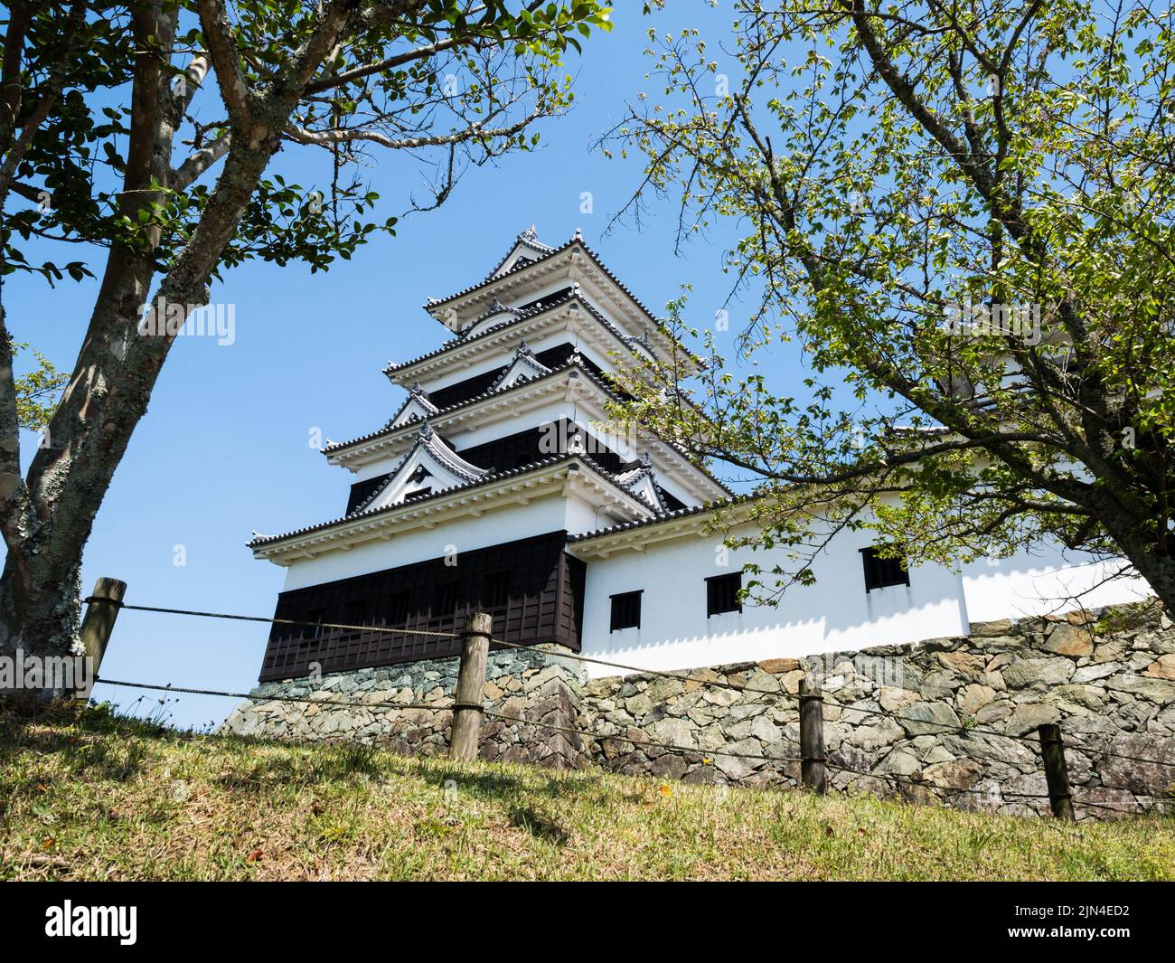Donjon principal du château d'Ozu, reconstruit en 2004 en utilisant des méthodes de construction traditionnelles - préfecture d'Ehime, au Japon Banque D'Images