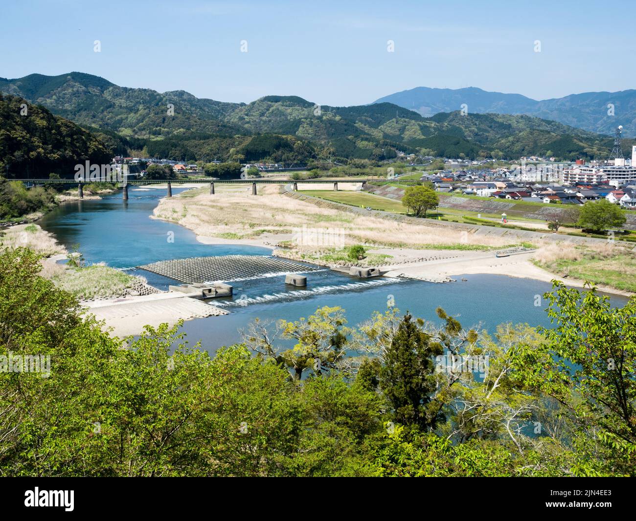 Vue sur le fleuve Hijikawa et la ville d'Ozu depuis le sommet du château d'Ozu - préfecture d'Ehime, Japon Banque D'Images