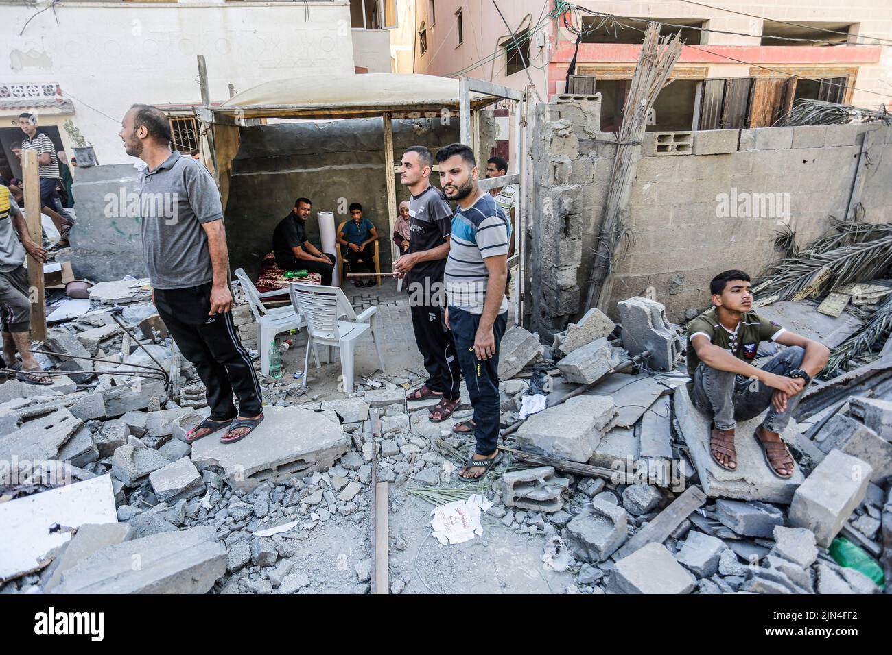 Les Palestiniens s'assoient parmi les décombres d'une maison détruite appartenant à la famille Shamlakh, après des frappes aériennes israéliennes dans le sud de la ville de Gaza. Israël et les militants palestiniens à Gaza ont confirmé le cessez-le-feu négocié par l'Égypte qui est entré en vigueur sur 7 août 2022, à 23 h 30 heure locale (20 h 30 GMT), trois jours après l'échange d'attaques à la roquette et de frappes aériennes qui ont tué une personne. (Photo de Mahmoud Issa / SOPA Images / Sipa USA) Banque D'Images