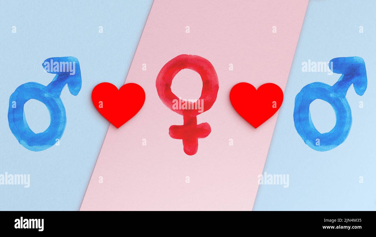 Concept polyamory. Deux symboles de sexe masculin bleus, un symbole de sexe féminin rouge et un cœur. Illustration de concept de relation polyamore. Banque D'Images