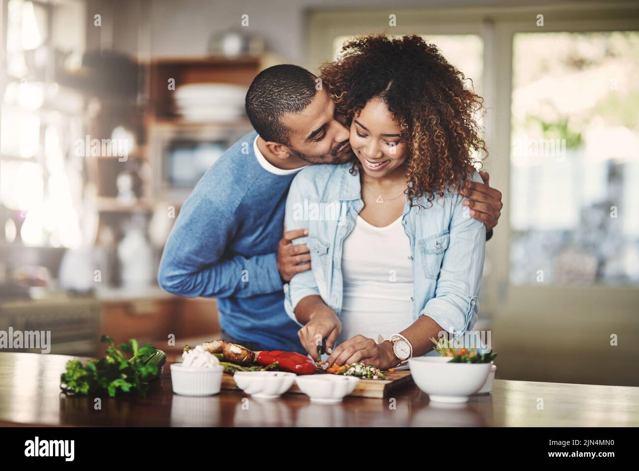 Cooking Man Woman Kiss Banque De Photographies Et D Images A Haute Resolution Alamy