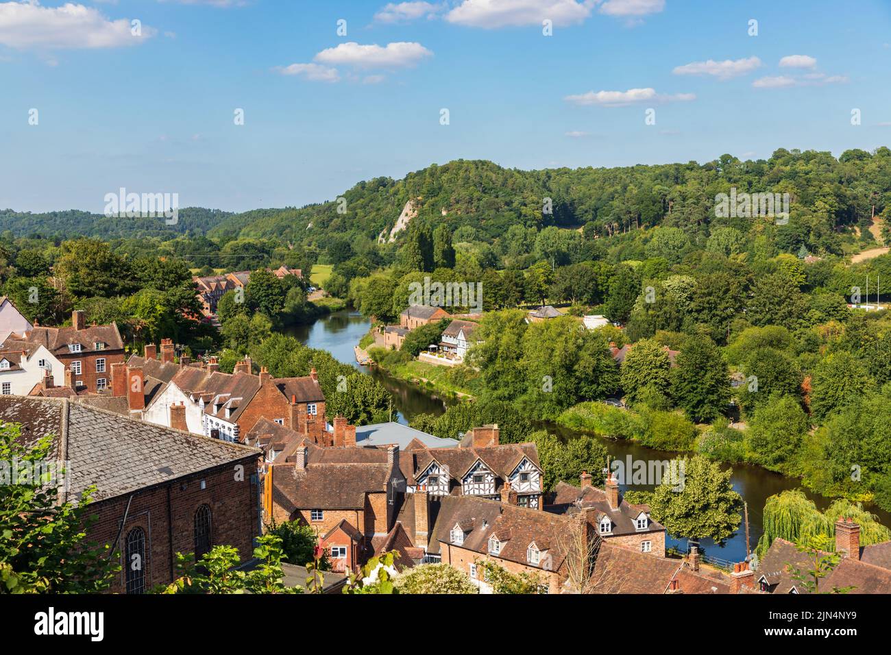 Une vue de High Town à Bridgnorth à Shropshire, Royaume-Uni, en regardant la ville basse et la rivière Severn ci-dessous Banque D'Images