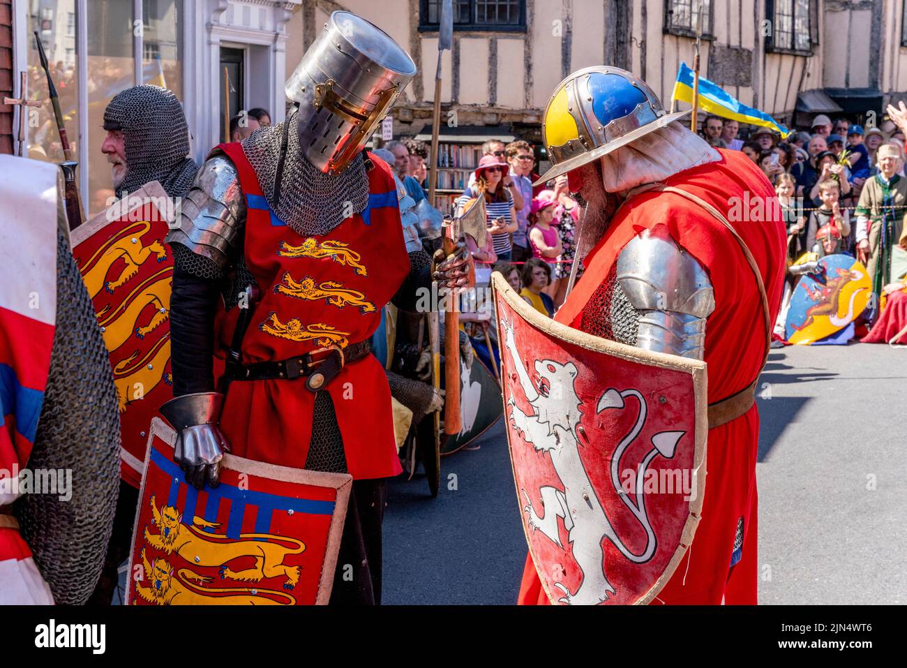 Les hommes vêtus de costume médiéval se préparent à prendre part à Une reconstitution de la bataille de Lewes , 13th siècle, à Lewes, dans l'est du Sussex, au Royaume-Uni. Banque D'Images