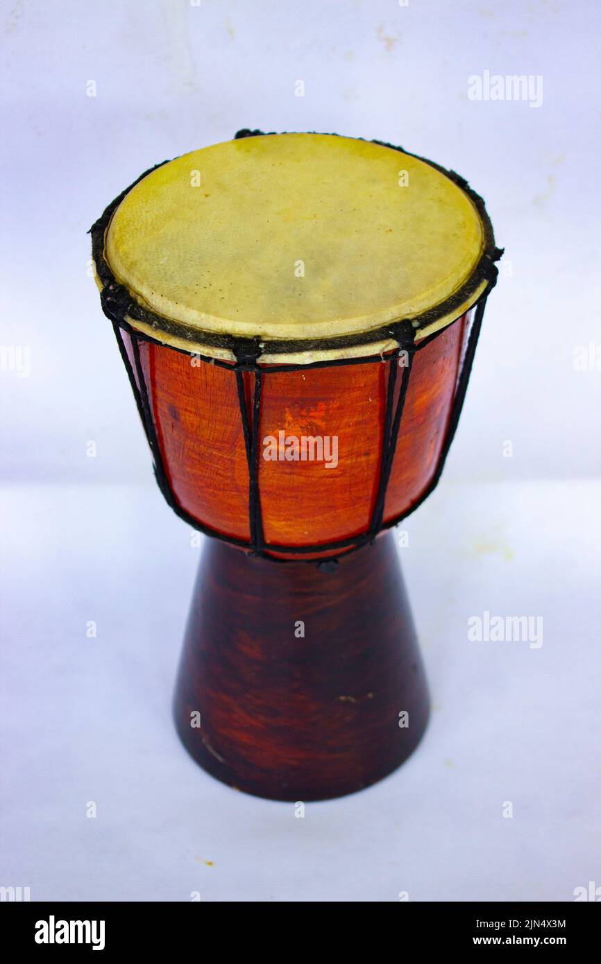 djembe tambours isolés sur fond blanc djembe tambours isolés sur fond blanc Banque D'Images