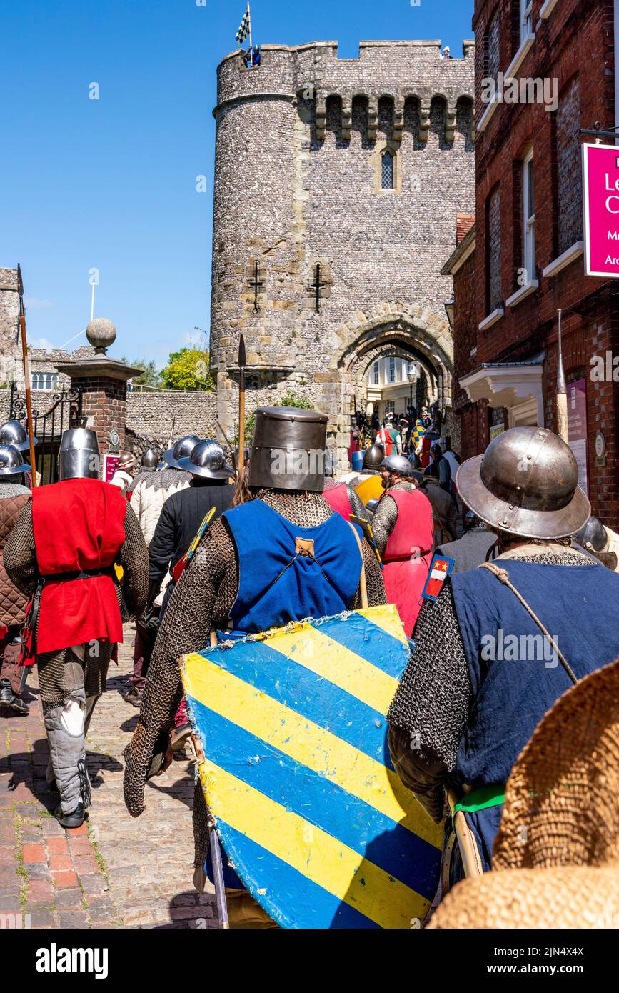 Les hommes vêtus de costume médiéval se préparent à prendre part à Une reconstitution de la bataille de Lewes datant du 13th siècle, à l'extérieur du château, à Lewes, dans l'est du Sussex, au Royaume-Uni Banque D'Images