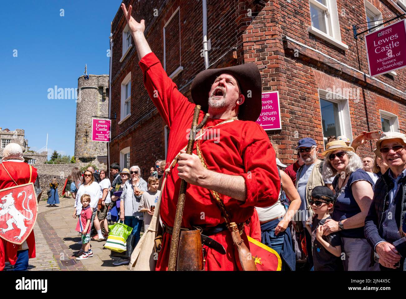 Un homme local vêtu de costume médiéval raconte les événements de la bataille de Lewes, 13th ans, à Lewes, dans l'est du Sussex, au Royaume-Uni. Banque D'Images