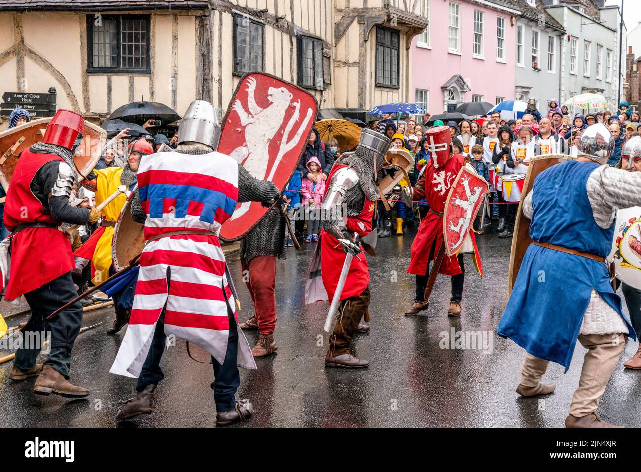 Les personnes vêtues de costume médiéval prennent part à Une reconstitution de la bataille de Lewes, 13th siècles, à Lewes, dans l'est du Sussex, au Royaume-Uni. Banque D'Images