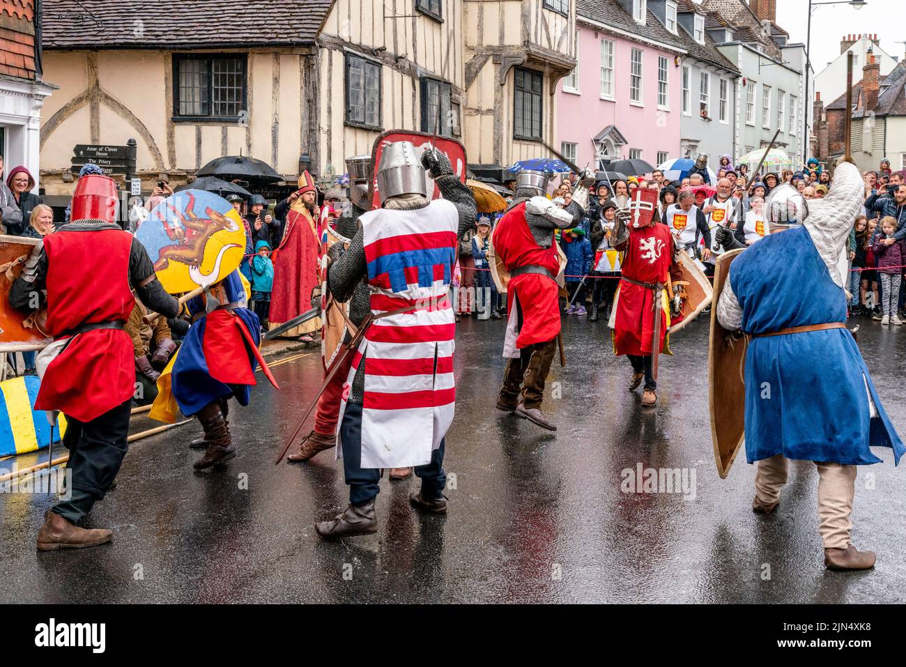 Les personnes vêtues de costume médiéval prennent part à Une reconstitution de la bataille de Lewes, 13th siècles, à Lewes, dans l'est du Sussex, au Royaume-Uni. Banque D'Images
