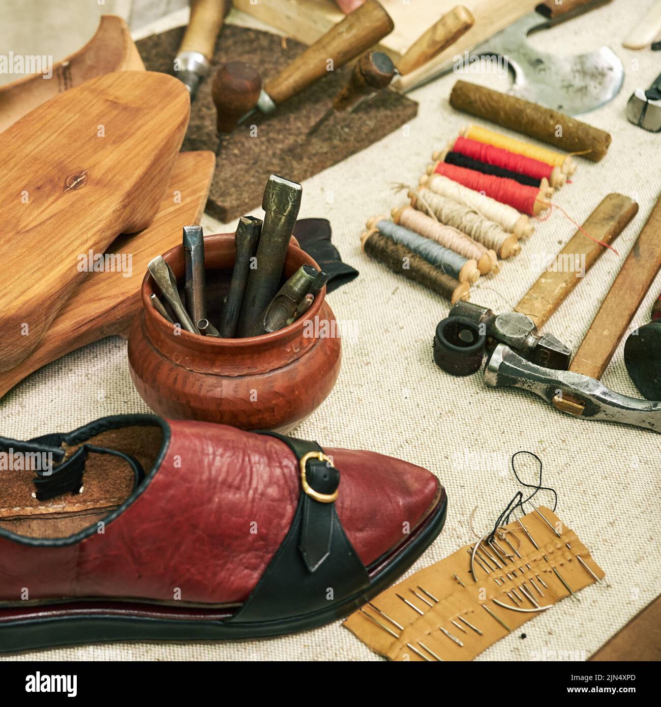 Fabrication de chaussures en cuir vintage médiéval, articles pour créer des bottes rétro. Reconstruction des événements du Moyen Age en Europe. Banque D'Images