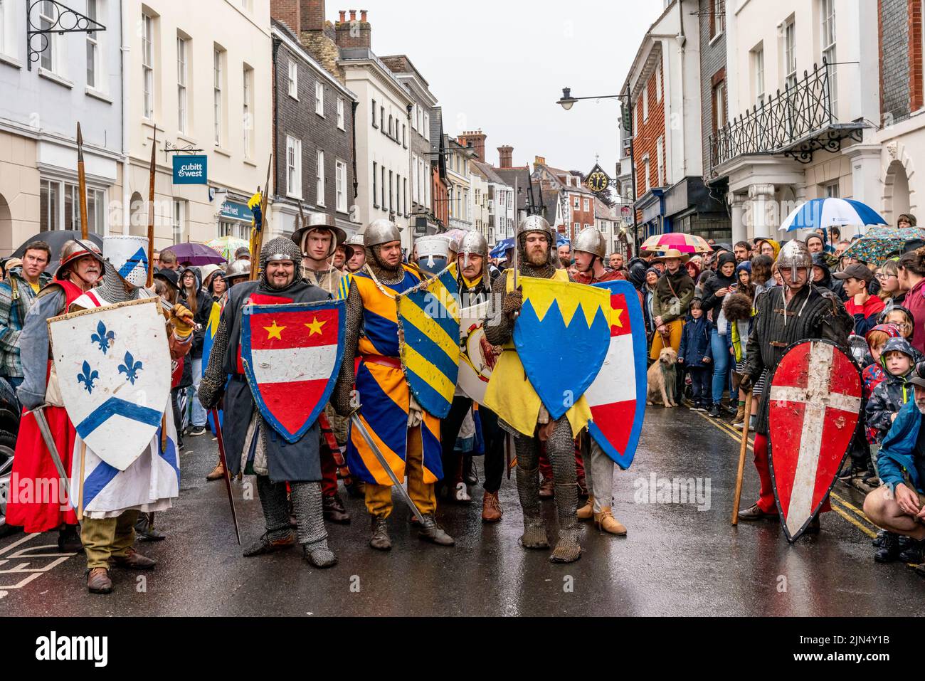 Les hommes en costume médiéval se préparent à prendre part à l'événement de reconstitution de la bataille de Lewes, à Lewes, dans l'est du Sussex, au Royaume-Uni Banque D'Images