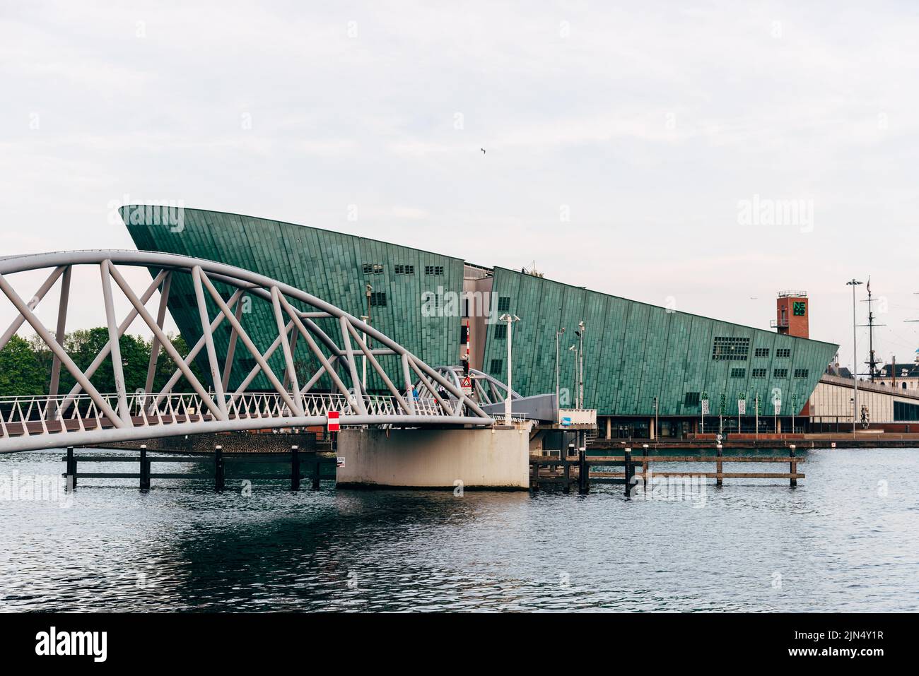 Amsterdam, pays-Bas - 6 mai 2022 : le musée des Sciences de Nemo, conçu par l'architecte Renzo Piano. Vue extérieure Banque D'Images