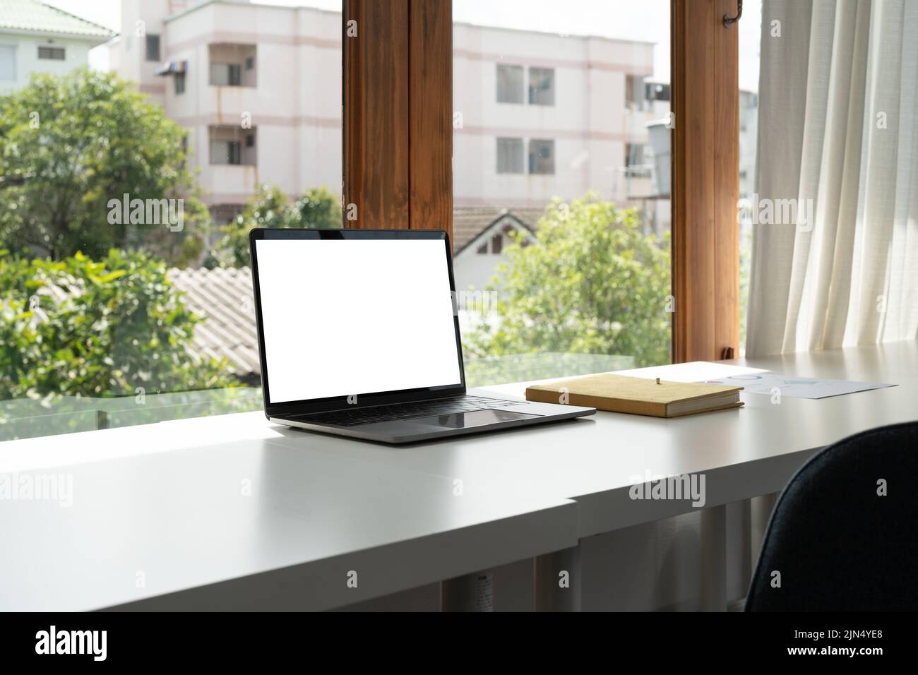 Ordinateur portable à écran vierge sur le bureau. Banque D'Images