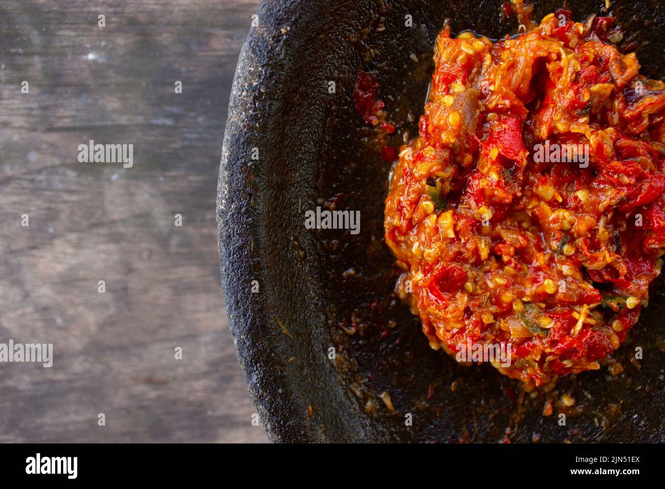 sambal frais servi sur mortier à pierre (cobek). sambal est une sauce traditionnelle indonésienne à base de piment Banque D'Images