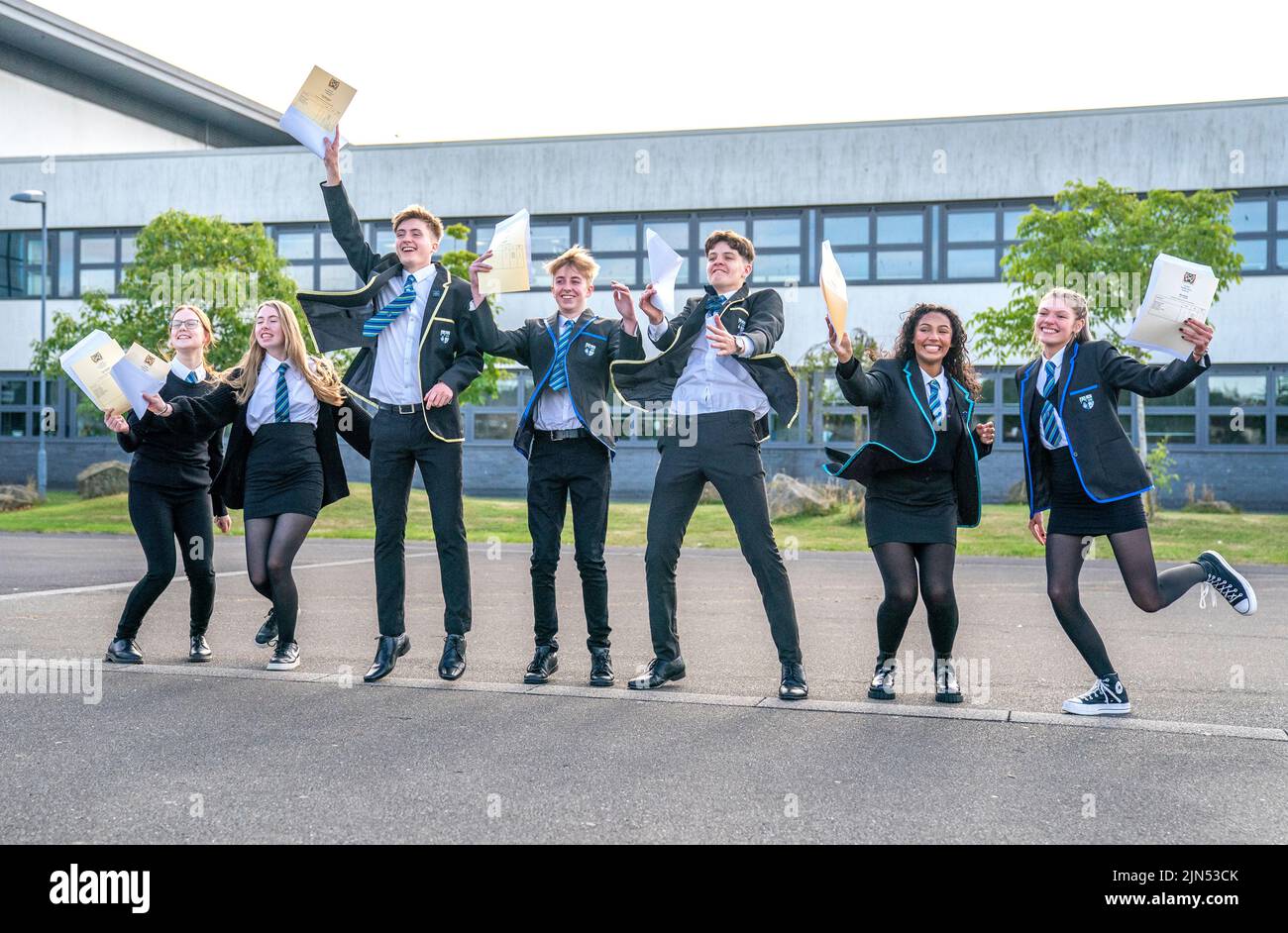 Étudiants (de gauche à droite) Claire McNab, Tegan Adair, Craig McGowan, Aaron Boyack, Niall Jowitt, Aaliyah McLaine et Mia Baillie de l'école secondaire Auchmuty de Glenrothes, Fife, célèbrent leurs résultats tandis que les élèves du secondaire de toute l'Écosse en découvrent les résultats. Date de la photo: Mardi 9 août 2022. Banque D'Images