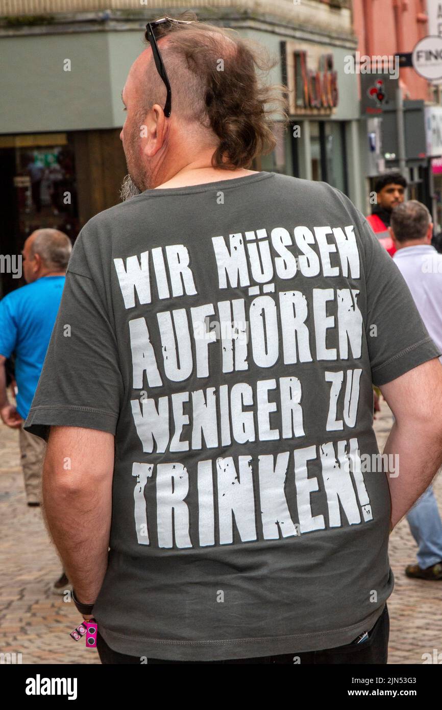 Des vestes, des tee-shirts, des slogans excentriques et anti-establishment, ainsi que des noms de groupes au Rebellion Music Event, le plus grand festival de punk au monde à Blackpool. Début août, les jardins d'hiver de Blackpool accueillent une vaste gamme de groupes punk pour l'édition 21st du festival de la rébellion, attirant des milliers de touristes dans la station. Plus de 4 jours chaque mois d'août à Blackpool, le meilleur de Punk rassemblement pour cet événement social de l'année avec 4 jours de musique sur 6 étapes avec des masses de groupes. Banque D'Images