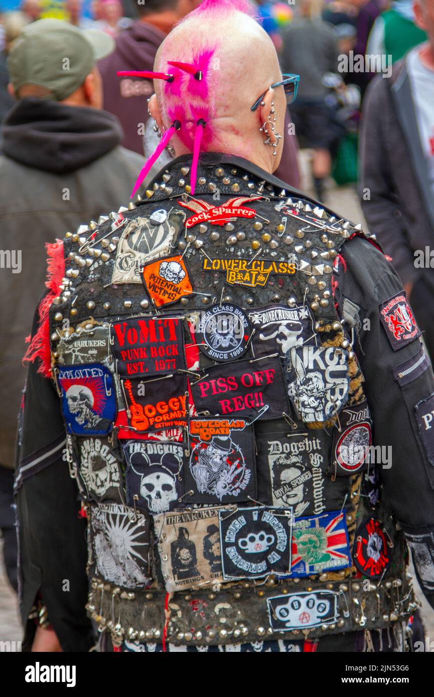 Vestes ornées de clous, tee-shirts, textes anti-establishment et excentriques. Vestes en cuir avec des noms de groupe à l'événement de musique de rébellion, le plus grand festival de punk au monde à Blackpool. Début août, les jardins d'hiver de Blackpool accueillent une vaste gamme de groupes punk pour l'édition 21st du festival de la rébellion, attirant des milliers de touristes dans la station. Plus de 4 jours chaque mois d'août à Blackpool, le meilleur de Punk rassemblement pour cet événement social de l'année avec 4 jours de musique sur 6 étapes avec des masses de groupes. Banque D'Images
