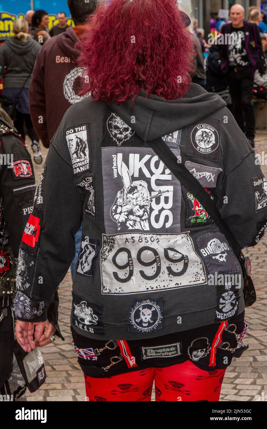 Des vestes, des tee-shirts, des slogans excentriques et anti-establishment, ainsi que des noms de groupes au Rebellion Music Event, le plus grand festival de punk au monde à Blackpool. Début août, les jardins d'hiver de Blackpool accueillent une vaste gamme de groupes punk pour l'édition 21st du festival de la rébellion, attirant des milliers de touristes dans la station. Plus de 4 jours chaque mois d'août à Blackpool, le meilleur de Punk rassemblement pour cet événement social de l'année avec 4 jours de musique sur 6 étapes avec des masses de groupes. Banque D'Images