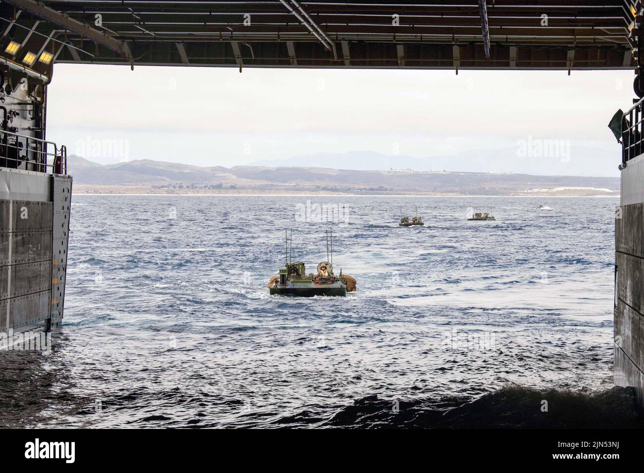 Californie, États-Unis. 6th juillet 2022. Les Marines des États-Unis avec l'équipe de débarquement du bataillon 2/4, 13th unité expéditionnaire maritime, approchent le pont de puits du quai de transport amphibie USS Anchorage (LPD 23) dans les véhicules de combat amphibies 6 juillet. L'ACV équilibre les performances, la protection et la charge utile, ce qui le rend bien adapté aux opérations de base avancées d'Expeditionary. Le MEU 13th est actuellement embarqué à bord de l'Anchorage, en menant des opérations de routine aux États-Unis 3rd crédit de flotte: US Marines/ZUMA Press Wire Service/ZUMAPRESS.com/Alamy Live News Banque D'Images