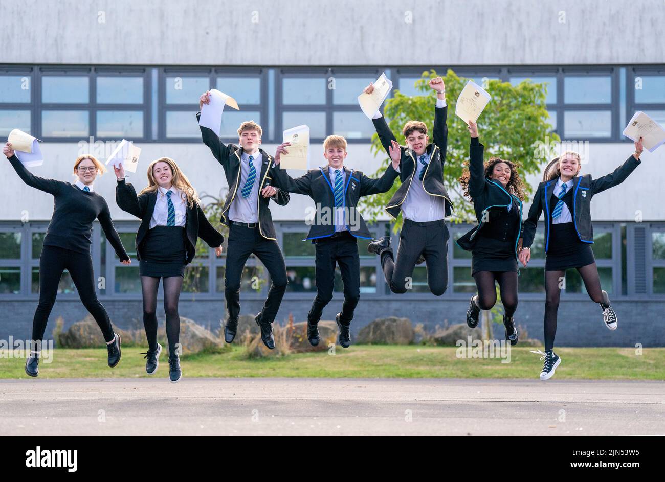 Étudiants (de gauche à droite) Claire McNab, Tegan Adair, Craig McGowan, Aaron Boyack, Niall Jowitt, Aaliyah McLaine et Mia Baillie de l'école secondaire Auchmuty de Glenrothes, Fife, célèbrent leurs résultats tandis que les élèves du secondaire de toute l'Écosse en découvrent les résultats. Date de la photo: Mardi 9 août 2022. Banque D'Images