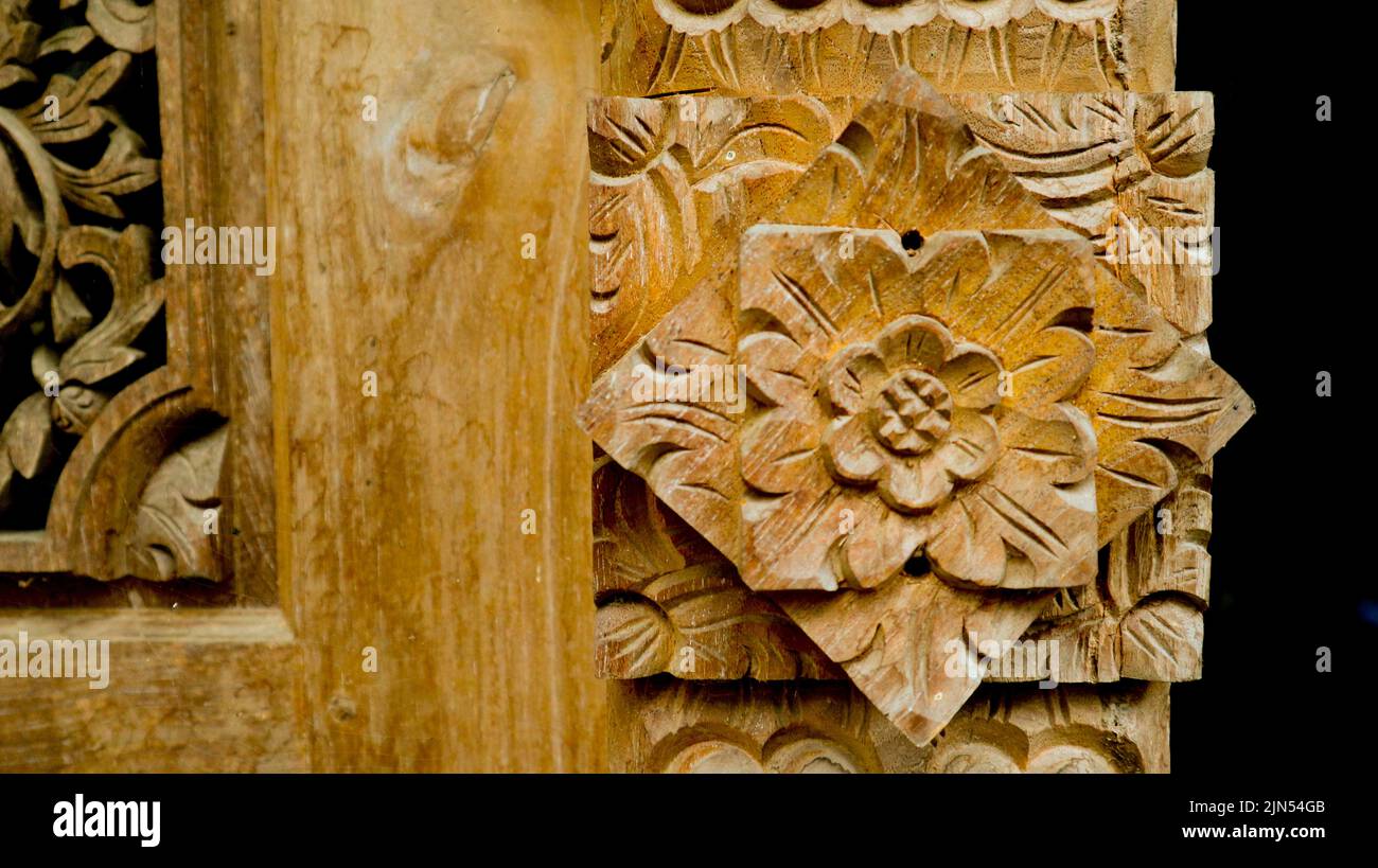 sculpture en bois, motif floral sculpté sur fond en bois. gebyok Banque D'Images