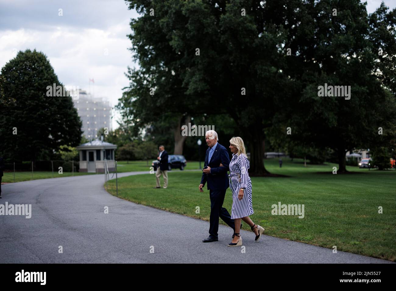 Washington, États-Unis. 9th août 2022. Le président américain Joe Biden et la première dame Jill Biden arrivent à la Maison Blanche à Washington, DC le 8 août 2022. Credit: Ting Shen/Xinhua/Alay Live News Banque D'Images