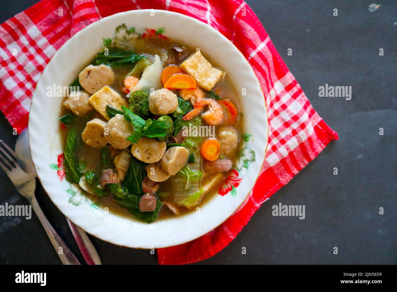 sapo tofu ou sapo tahu en provenance de chine (cuisine chinoise) à base de tofu, légumes, crevettes, champignons et boulettes de viande. sapo tofu servi dans un bol Banque D'Images