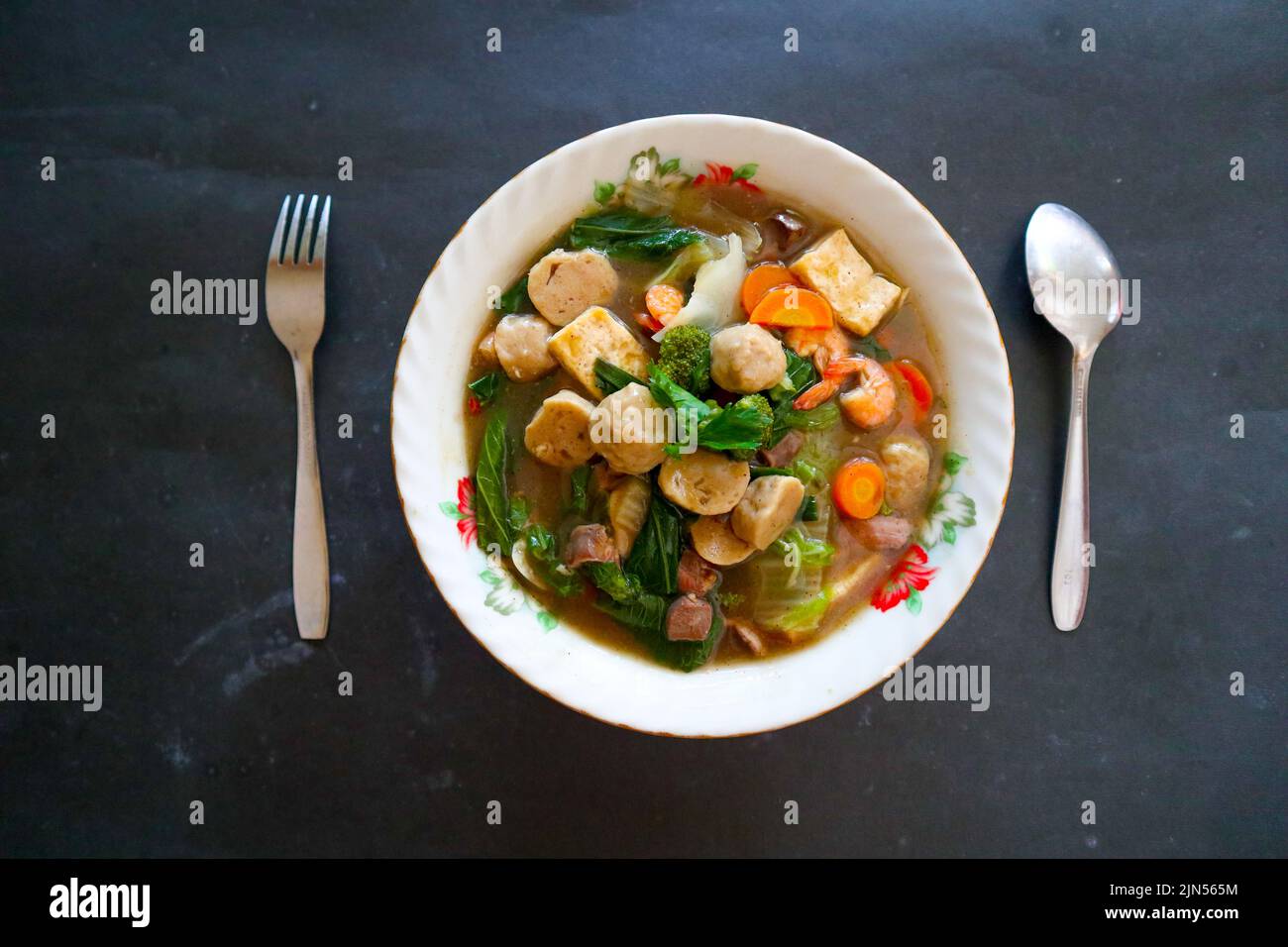 sapo tofu ou sapo tahu en provenance de chine (cuisine chinoise) à base de tofu, légumes, crevettes, champignons et boulettes de viande. sapo tofu servi dans un bol Banque D'Images