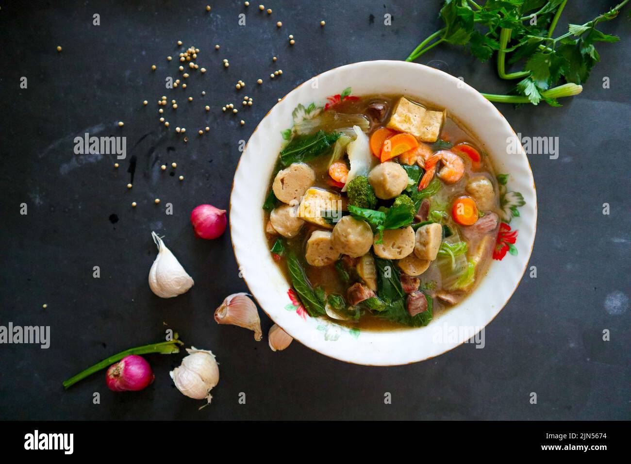 sapo tofu ou sapo tahu en provenance de chine (cuisine chinoise) à base de tofu, légumes, crevettes, champignons et boulettes de viande. sapo tofu servi dans un bol Banque D'Images