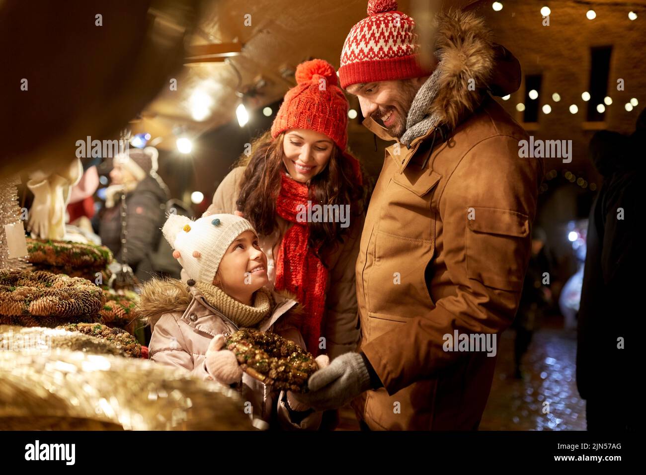 couronne de bouing pour la famille au marché de noël Banque D'Images