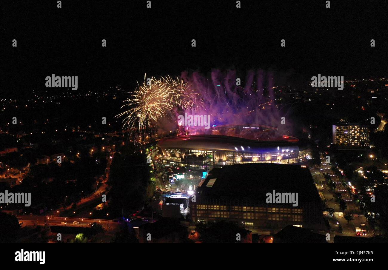 Vue aérienne des feux d'artifice colorés qui explosent pendant le spectacle de nuit à la fête de la Saint-Sylvestre, 4th juillet, festival de musique. Magnifique paysage urbain illuminé à Banque D'Images