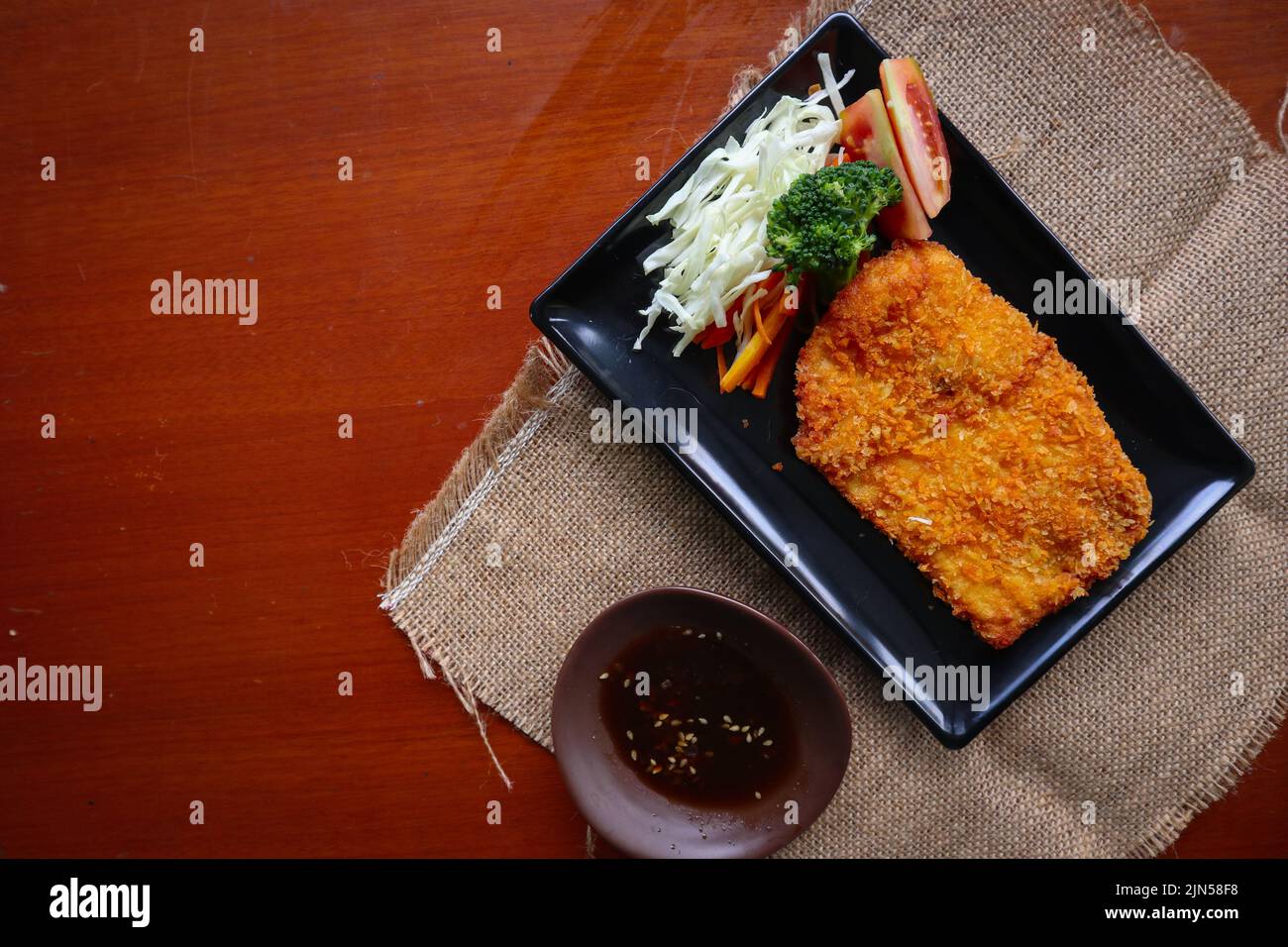 le poulet katsu don est une cuisine japonaise servie avec de la sauce soja sur la table Banque D'Images